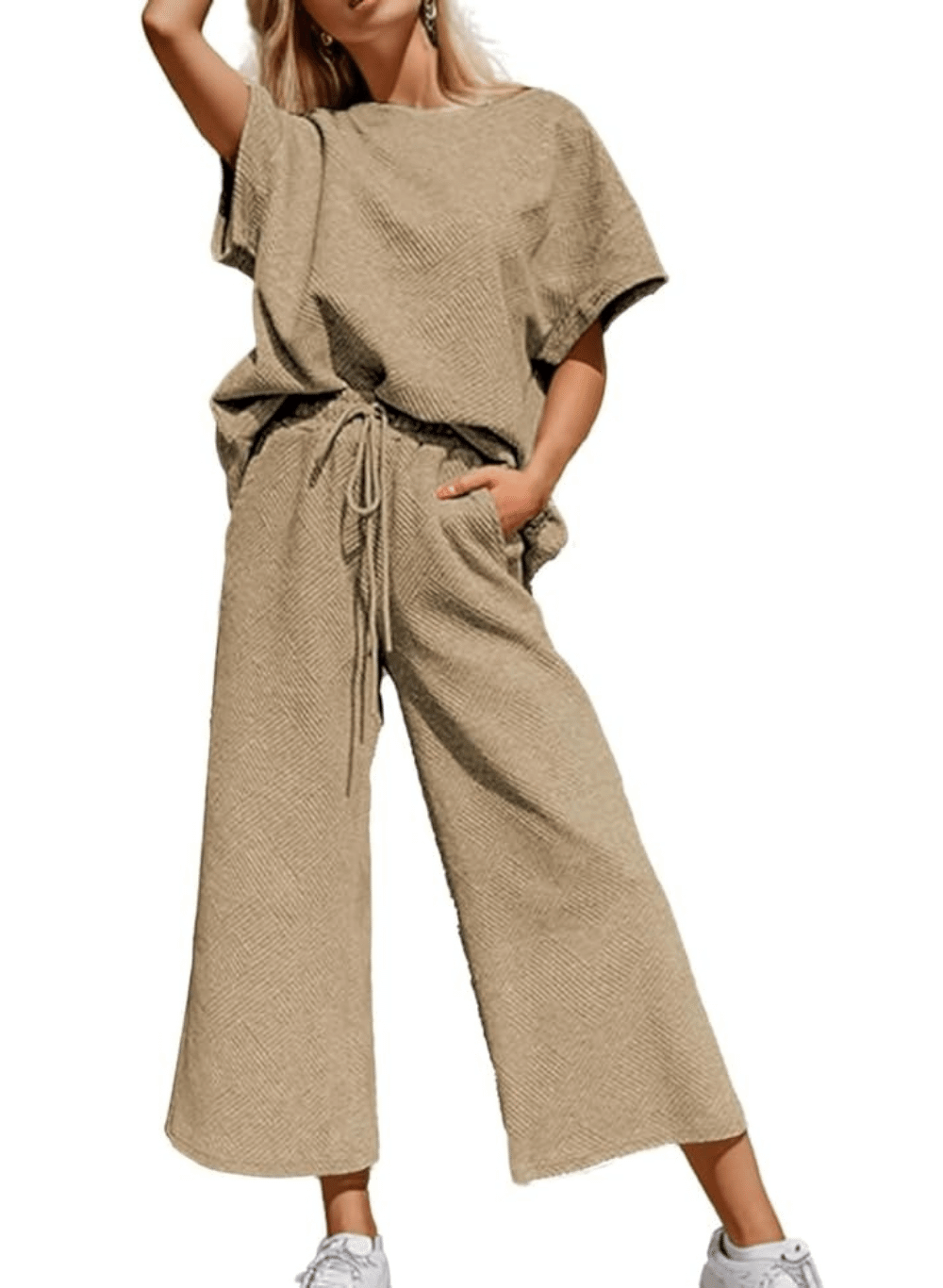 סט שני חלקטים Sweatsuit - חולצת שרוול קצר ומכנסיים רחבים