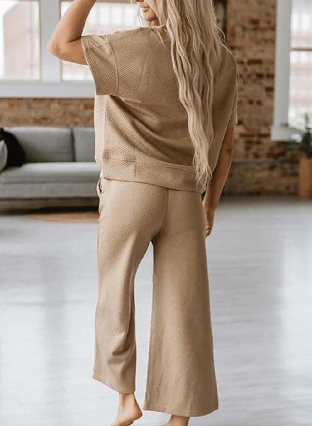 סט שני חלקטים Sweatsuit - חולצת שרוול קצר ומכנסיים רחבים