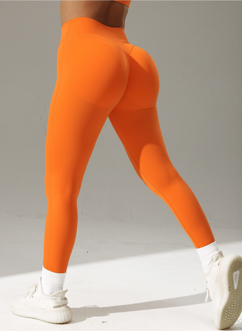 סט ספורטיבי 3 חלקים: טייץ מחטב High Waist, טופ וג'קט הודיס - דגם Poise