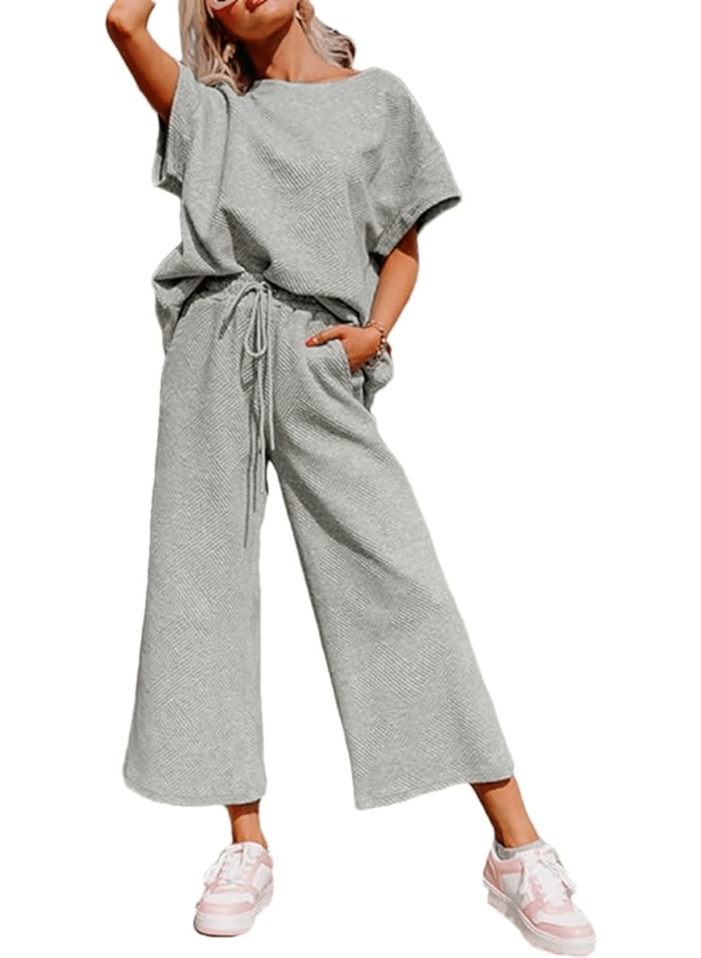 סט שני חלקטים Sweatsuit - חולצת שרוול קצר ומכנסיים רחבים