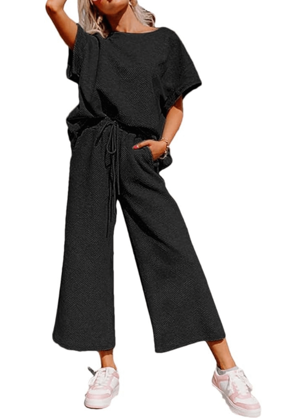 סט שני חלקטים Sweatsuit - חולצת שרוול קצר ומכנסיים רחבים
